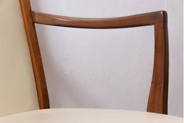 ヴィンテージ家具　北欧ビンテージ　G-PLAN(ジープラン)　白のレザーが可愛らしいアームチェア(ダイニングチェア、椅子)