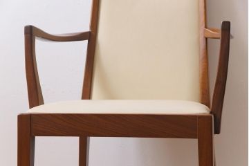 ヴィンテージ家具　北欧ビンテージ　G-PLAN(ジープラン)　白のレザーが可愛らしいアームチェア(ダイニングチェア、椅子)