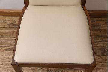 ヴィンテージ家具　北欧ビンテージ　G-PLAN(ジープラン)　白のレザーが可愛らしいダイニングチェア(椅子)(1)