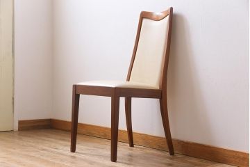 ヴィンテージ家具　北欧ビンテージ　G-PLAN(ジープラン)　白のレザーが可愛らしいダイニングチェア(椅子)