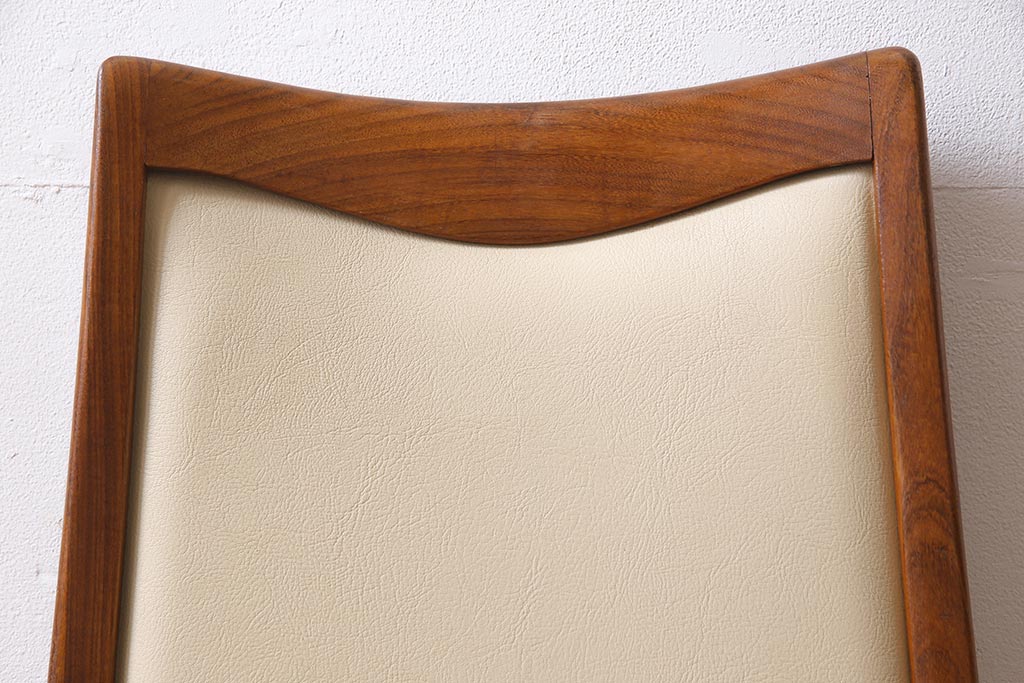 ヴィンテージ家具　北欧ビンテージ　G-PLAN(ジープラン)　白のレザーが可愛らしいダイニングチェア(椅子)