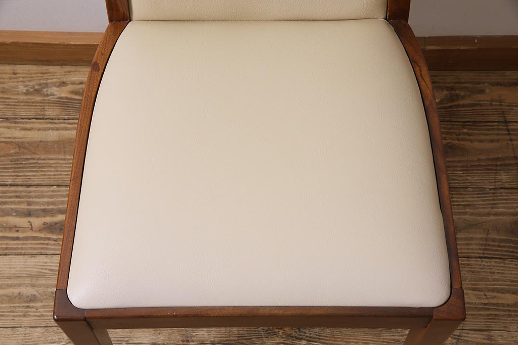 ヴィンテージ家具　北欧ビンテージ　G-PLAN(ジープラン)　白のレザーが可愛らしいダイニングチェア(椅子)