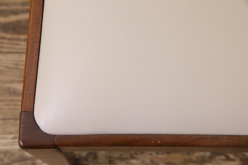 ヴィンテージ家具　北欧ビンテージ　G-PLAN(ジープラン)　白のレザーが可愛らしいダイニングチェア(椅子)