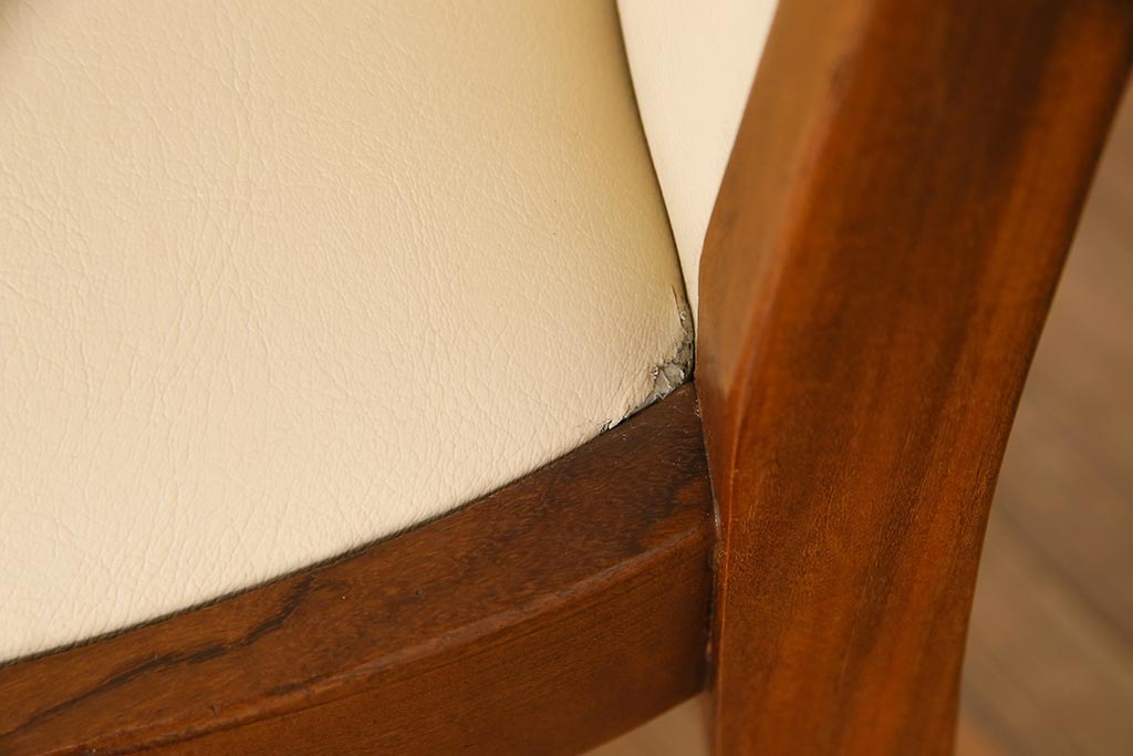 ヴィンテージ家具　北欧ビンテージ　G-PLAN(ジープラン)　白のレザーが可愛らしいダイニングチェア(椅子)