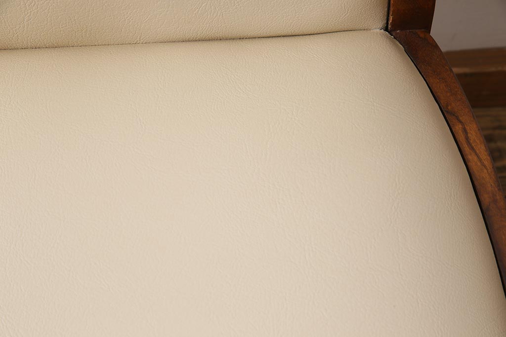 ヴィンテージ家具　北欧ビンテージ　G-PLAN(ジープラン)　白のレザーが可愛らしいダイニングチェア(椅子)