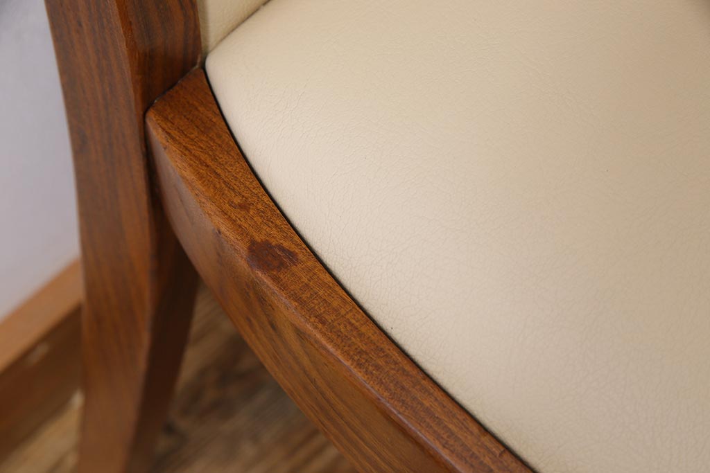 ヴィンテージ家具　北欧ビンテージ　G-PLAN(ジープラン)　白のレザーが可愛らしいダイニングチェア(椅子)