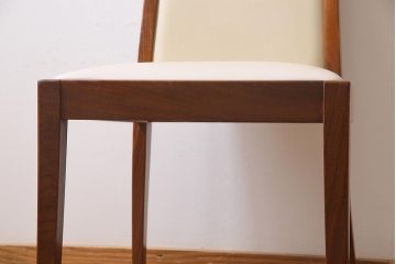 ヴィンテージ家具　北欧ビンテージ　G-PLAN(ジープラン)　白のレザーが可愛らしいダイニングチェア(椅子)