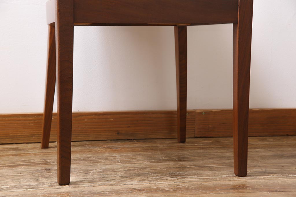 ヴィンテージ家具　北欧ビンテージ　G-PLAN(ジープラン)　白のレザーが可愛らしいダイニングチェア(椅子)