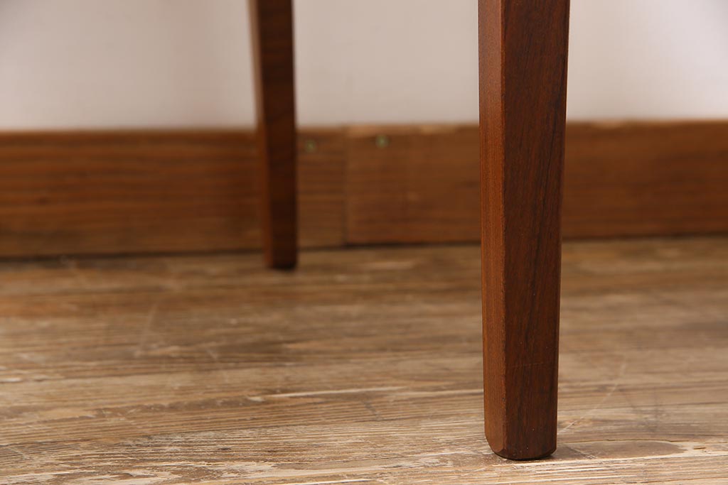 ヴィンテージ家具　北欧ビンテージ　G-PLAN(ジープラン)　白のレザーが可愛らしいダイニングチェア(椅子)