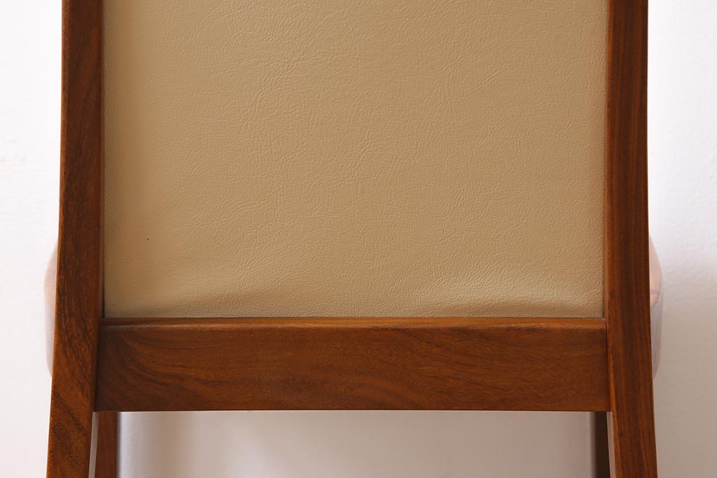 ヴィンテージ家具　北欧ビンテージ　G-PLAN(ジープラン)　白のレザーが可愛らしいダイニングチェア(椅子)