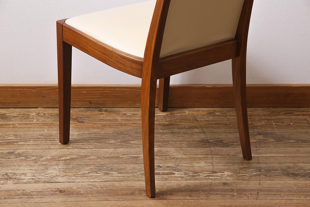 ヴィンテージ家具　北欧ビンテージ　G-PLAN(ジープラン)　白のレザーが可愛らしいダイニングチェア(椅子)