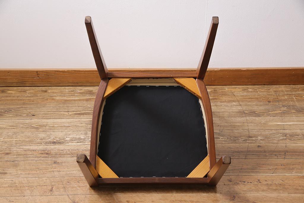 ヴィンテージ家具　北欧ビンテージ　G-PLAN(ジープラン)　白のレザーが可愛らしいダイニングチェア(椅子)