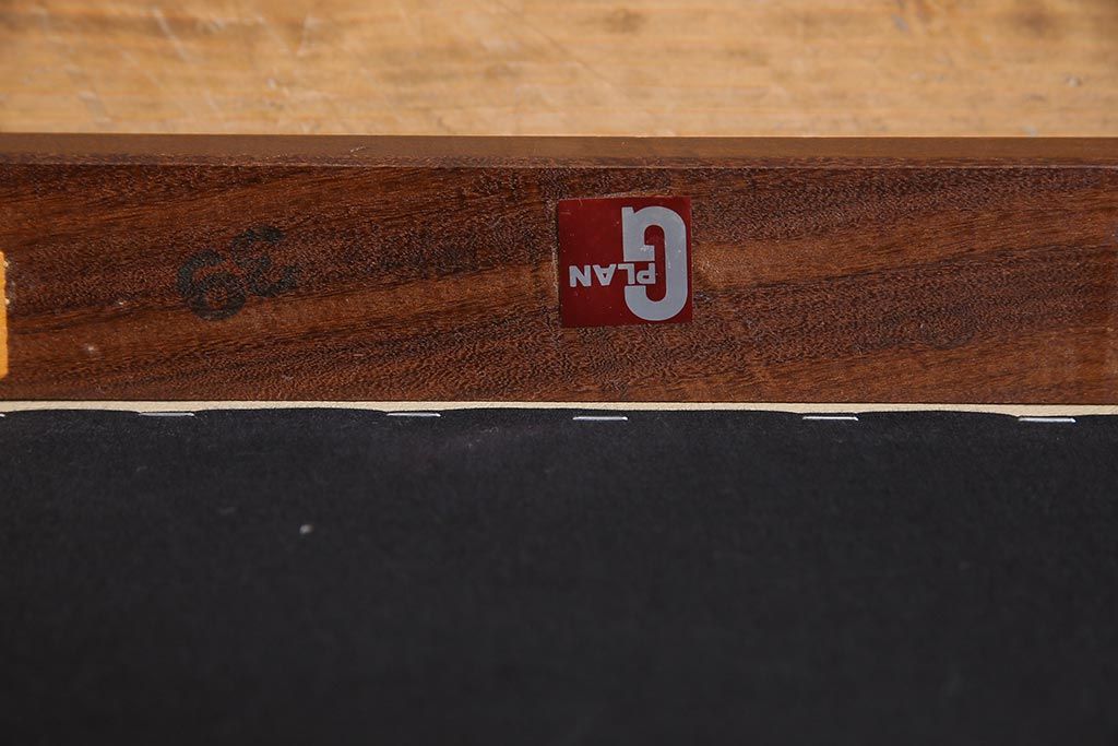 ヴィンテージ家具　北欧ビンテージ　G-PLAN(ジープラン)　白のレザーが可愛らしいダイニングチェア(椅子)