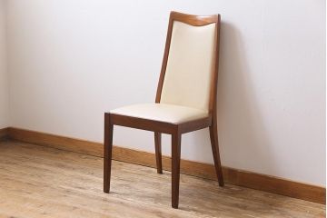 ヴィンテージ家具　北欧ビンテージ　G-PLAN(ジープラン)　白のレザーが可愛らしいダイニングチェア(椅子)