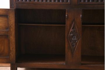 アンティーク家具　イギリスアンティーク　オーク材　伝統的なデザインの彫りが美しいカップボード(食器棚、飾り棚、キッチンボード)