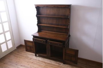 アンティーク家具　イギリスアンティーク　オーク材　伝統的なデザインの彫りが美しいカップボード(食器棚、飾り棚、キッチンボード)