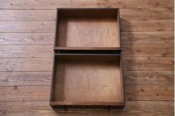 アンティーク家具　イギリスアンティーク　オーク材　伝統的なデザインの彫りが美しいカップボード(食器棚、飾り棚、キッチンボード)