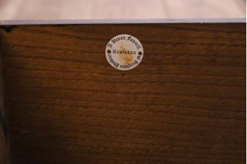 アンティーク家具　イギリスアンティーク　オーク材　伝統的なデザインの彫りが美しいカップボード(食器棚、飾り棚、キッチンボード)