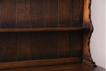 アンティーク家具　イギリスアンティーク　オーク材　伝統的なデザインの彫りが美しいカップボード(食器棚、飾り棚、キッチンボード)