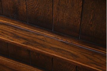 アンティーク家具　イギリスアンティーク　オーク材　伝統的なデザインの彫りが美しいカップボード(食器棚、飾り棚、キッチンボード)