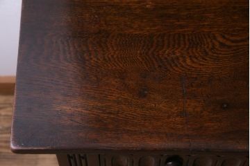 アンティーク家具　イギリスアンティーク　オーク材　伝統的なデザインの彫りが美しいカップボード(食器棚、飾り棚、キッチンボード)