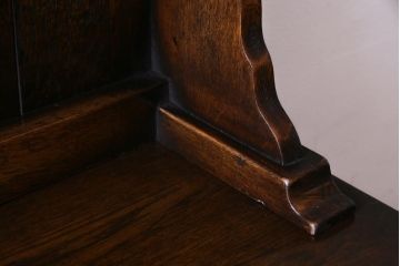 アンティーク家具　イギリスアンティーク　オーク材　伝統的なデザインの彫りが美しいカップボード(食器棚、飾り棚、キッチンボード)