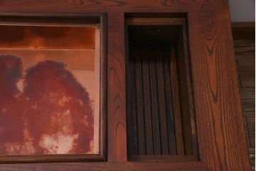 アンティーク雑貨　ビンテージ　ケヤキ材の杢目が美しい手の込んだ関西火鉢(長火鉢、囲炉裏)