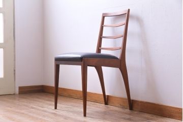 ヴィンテージ家具　北欧ビンテージ　細身のフレームがおしゃれなダイニングチェア(ワークチェア、椅子)