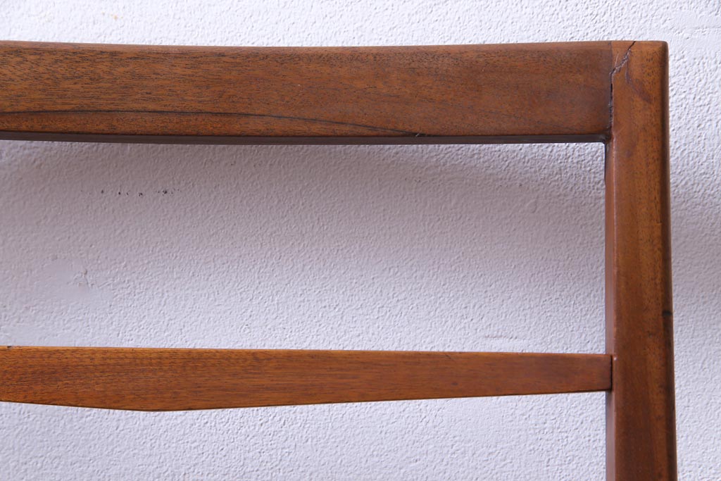 ヴィンテージ家具　北欧ビンテージ　細身のフレームがおしゃれなダイニングチェア(ワークチェア、椅子)