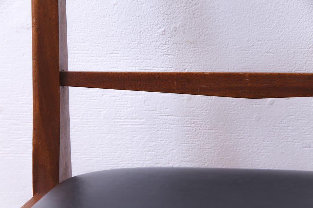 ヴィンテージ家具　北欧ビンテージ　細身のフレームがおしゃれなダイニングチェア(ワークチェア、椅子)