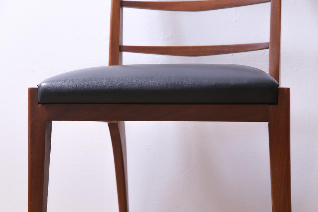 ヴィンテージ家具　北欧ビンテージ　細身のフレームがおしゃれなダイニングチェア(ワークチェア、椅子)