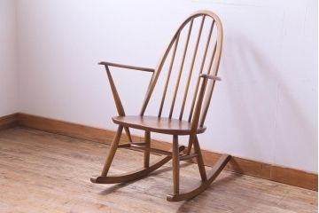 ヴィンテージ家具　イギリスビンテージ　ERCOL(アーコール)　木の温もり溢れるクエーカーロッキングチェア(アームチェア)