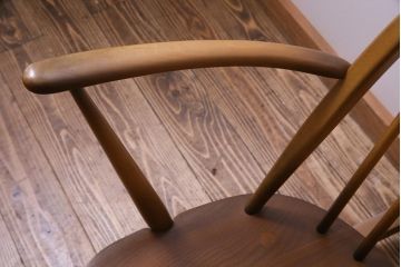 ヴィンテージ家具　イギリスビンテージ　ERCOL(アーコール)　木の温もり溢れるクエーカーロッキングチェア(アームチェア)