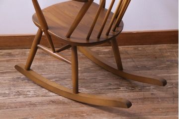 ヴィンテージ家具　イギリスビンテージ　ERCOL(アーコール)　木の温もり溢れるクエーカーロッキングチェア(アームチェア)