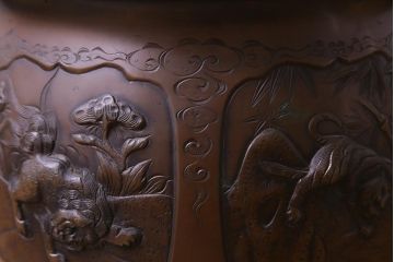アンティーク雑貨　古民具　緻密に描かれた動物の図が目を引く真鍮火鉢(耳付き火鉢、手あぶり)(1)