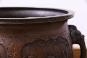 アンティーク雑貨　古民具　緻密に描かれた動物の図が目を引く真鍮火鉢(耳付き火鉢、手あぶり)(2)
