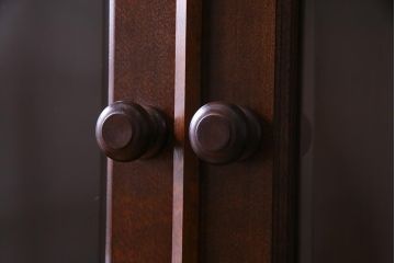 中古　松本民芸家具　洗練されたシックなデザインのE型書棚(本箱、飾り棚、キャビネット、収納棚)(定価約62万5千円)