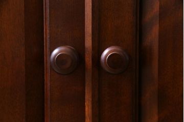 中古　松本民芸家具　洗練されたシックなデザインのE型書棚(本箱、飾り棚、キャビネット、収納棚)(定価約62万5千円)