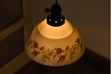 オールドノリタケ・則武(日陶)　落ち着いた色味の小花が可憐な印象与えるシェード(ペンダントライト、吊り下げ照明)