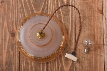 フランスビンテージ　淡いピンクにゴールドの帯がお洒落なペンダントライト(吊り下げ照明、シェード)