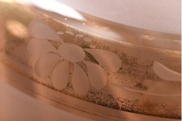 フランスビンテージ　淡いピンクにゴールドの帯がお洒落なペンダントライト(吊り下げ照明、シェード)