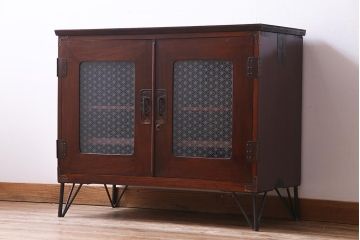 レトロ家具　和製アンティーク　前面ケヤキ材　オリジナルガラス入り　レトロな趣き溢れる観音開きのローボード(リビングボード、収納棚)