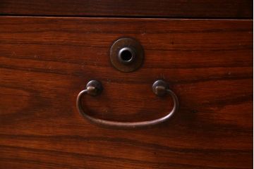 昭和初期　リメイク家具　漆塗りとケヤキの杢目が上品な鉄脚付きローボード(収納棚、リビングボード)