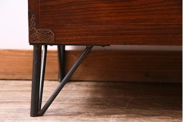 昭和初期　リメイク家具　漆塗りとケヤキの杢目が上品な鉄脚付きローボード(収納棚、リビングボード)