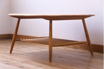 ビンテージ　北欧家具　ナチュラルな木の風合いが魅力的なマガジンラック付きコーヒーテーブル(センターテーブル)