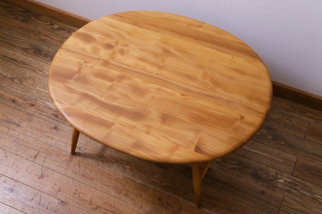 ビンテージ　北欧家具　ナチュラルな木の風合いが魅力的なマガジンラック付きコーヒーテーブル(センターテーブル)