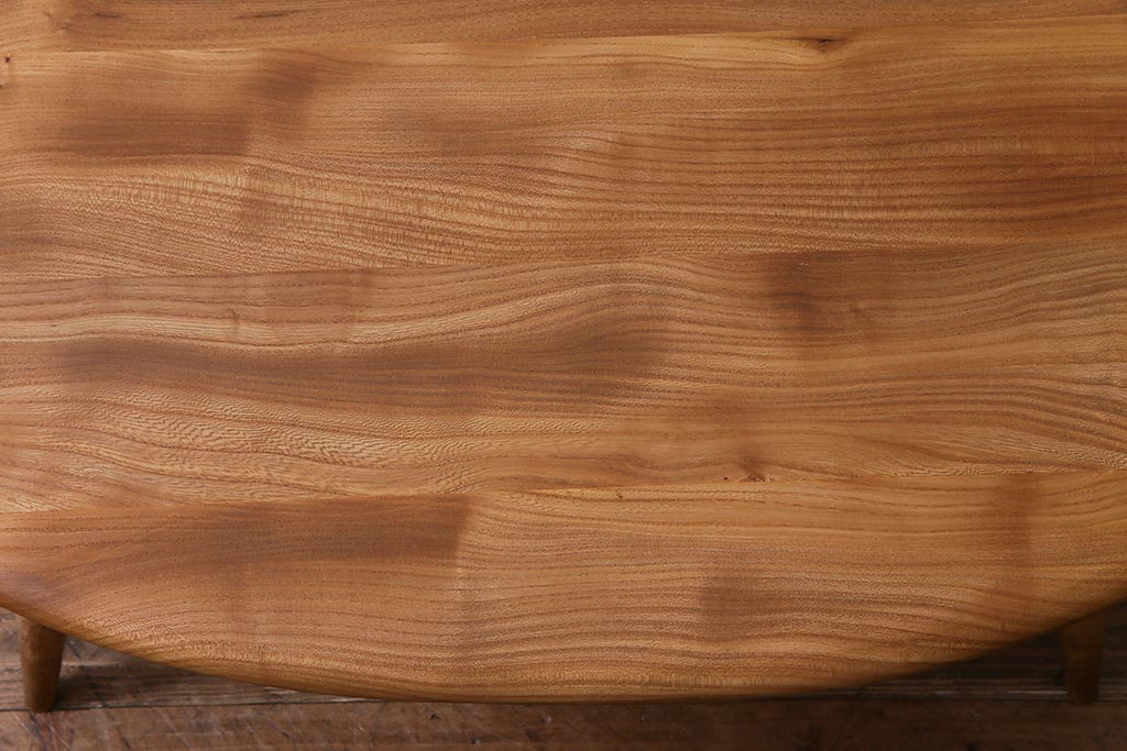 ビンテージ　北欧家具　ナチュラルな木の風合いが魅力的なマガジンラック付きコーヒーテーブル(センターテーブル)