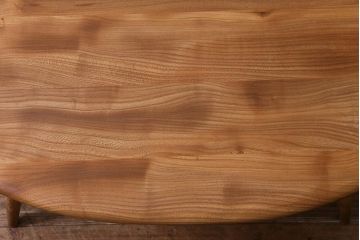 ビンテージ　北欧家具　ナチュラルな木の風合いが魅力的なマガジンラック付きコーヒーテーブル(センターテーブル)