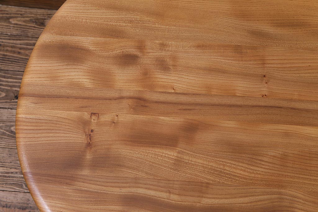 ビンテージ　北欧家具　ナチュラルな木の風合いが魅力的なマガジンラック付きコーヒーテーブル(センターテーブル)