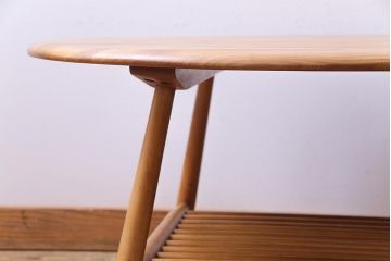 ビンテージ　北欧家具　ナチュラルな木の風合いが魅力的なマガジンラック付きコーヒーテーブル(センターテーブル)